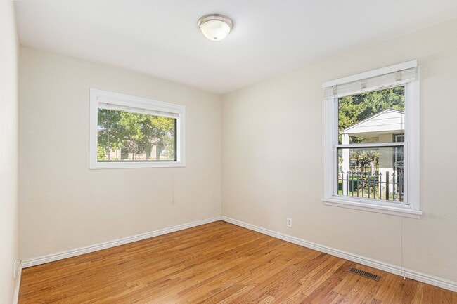 Building Photo - Spacious 2 bedroom with large den in the h...