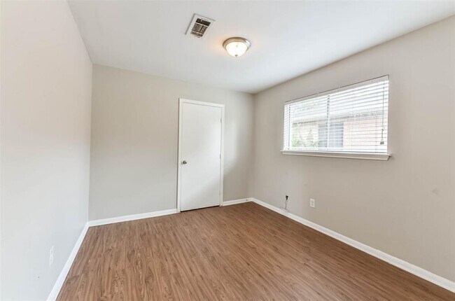 Building Photo - 5339 Castlecreek Ln