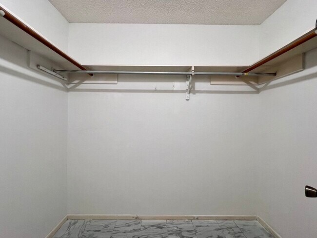 Building Photo - Spacious 3 bedroom 2 bath 2 car garage hom...