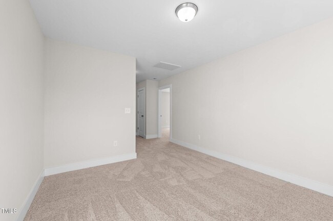 Building Photo - Deluxe 3 Bedroom End Unit Townhome - Avail...