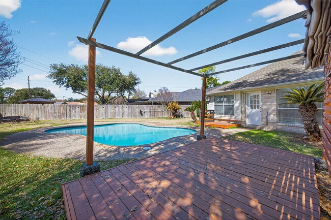 Building Photo - 15619 Winding Valley Dr