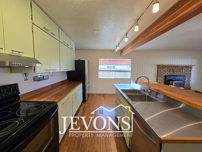 Building Photo - Move-in special: Get $500 off your first month’s rent!