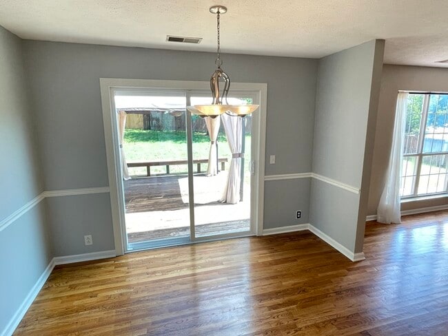 Building Photo - Harbortowne corner lot home with fenced yard and deck!