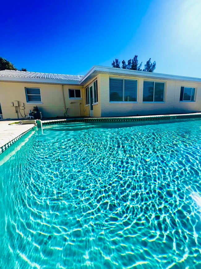 Building Photo - 455 81st Ave