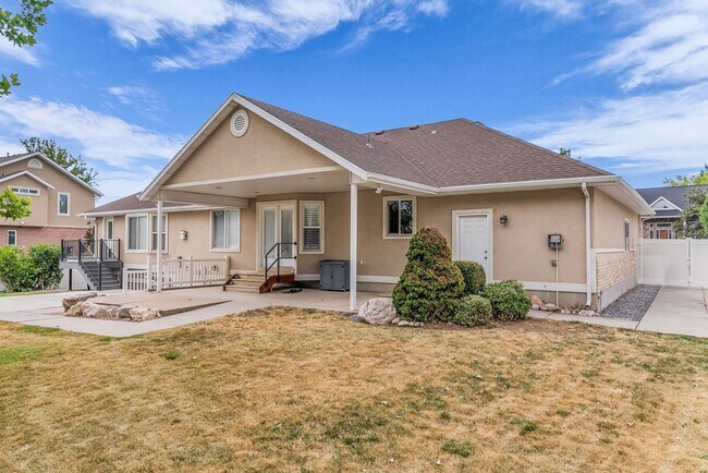 Building Photo - Spacious 7 Bed Kaysville Home with Two Kitchens