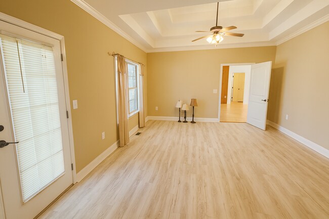 Building Photo - 736 River N Blvd