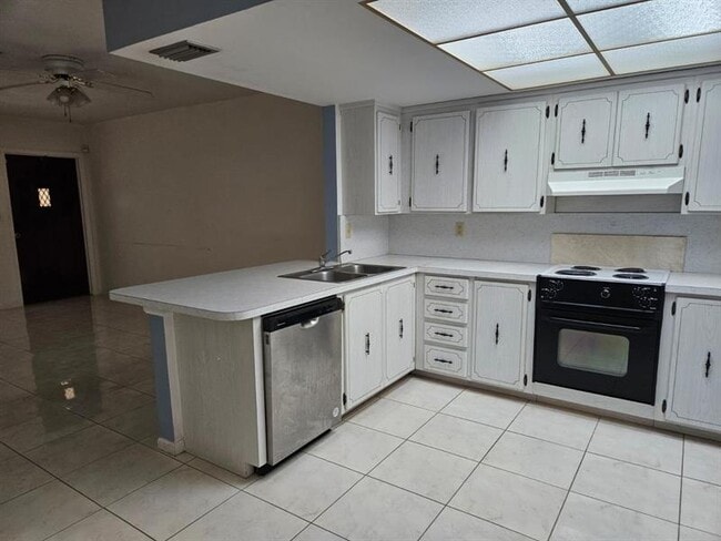 Building Photo - 7904 NW 70th Ct