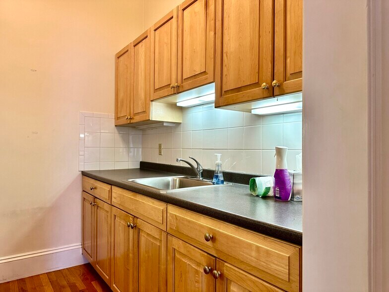 Building Photo - 871 Beacon St