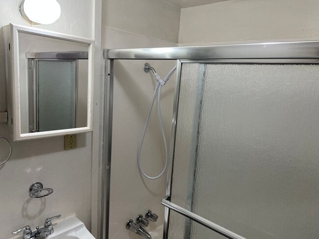 Building Photo - Upstairs 1 bedroom apartment with garage!