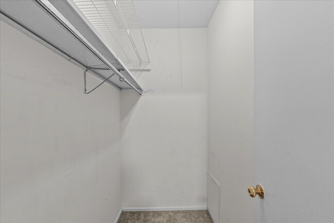 Building Photo - "Charming 4-Bed Townhouse with Granite Tou...