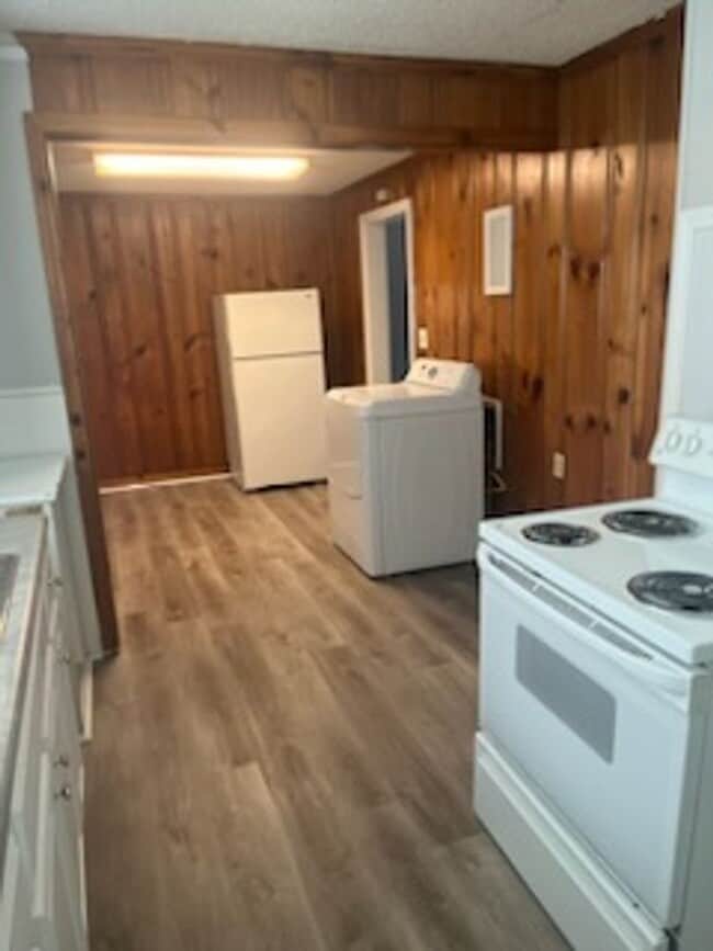 Building Photo - 2 bed 1 bath single family home newly remolded