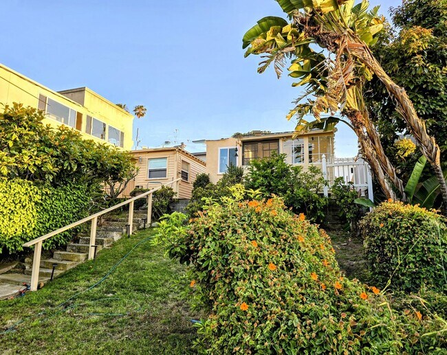 Building Photo - Welcome to your beautiful beach cottage, perfectly situated in Ocean Beach!