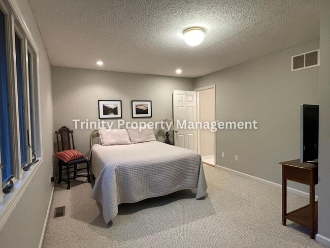 Building Photo - 206 Aaron Smith Dr