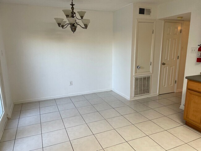 Building Photo - 1635 Newport Pl