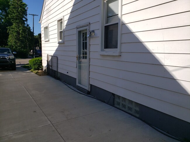 Building Photo - 622 E Twelve Mile Rd
