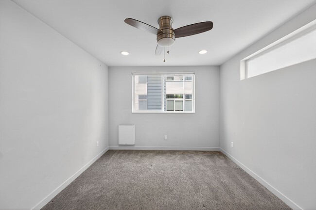 Building Photo - 2622 SW Nevada St