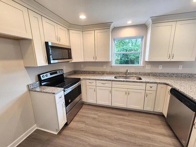 Building Photo - RENOVATED 4 BEDROOM/3 BATH IN NORFOLK! READY FOR RENT!!