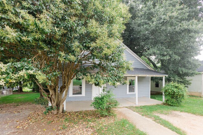 Building Photo - Move-in special: 50% off 1st month's rent – Newly Renovated 2 Bedroom Home!