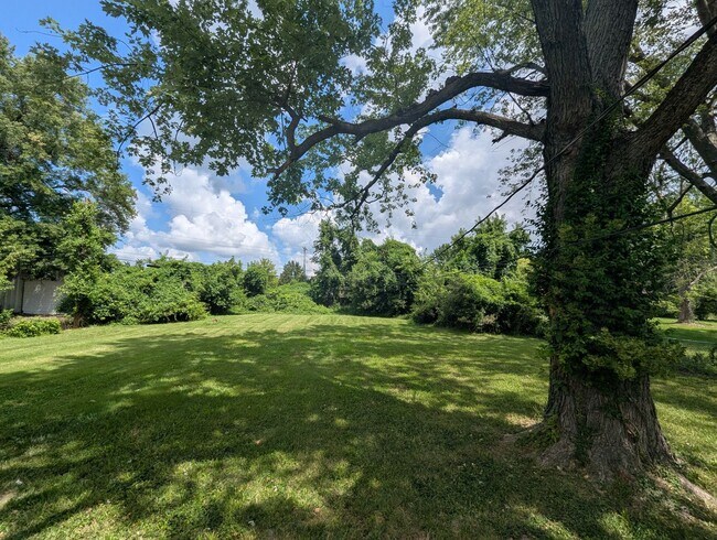 Building Photo - Farmview Vista - Section 8 Friendly!