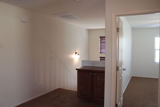 Building Photo - Beautiful 4 Bedroom in Lyons Gate!