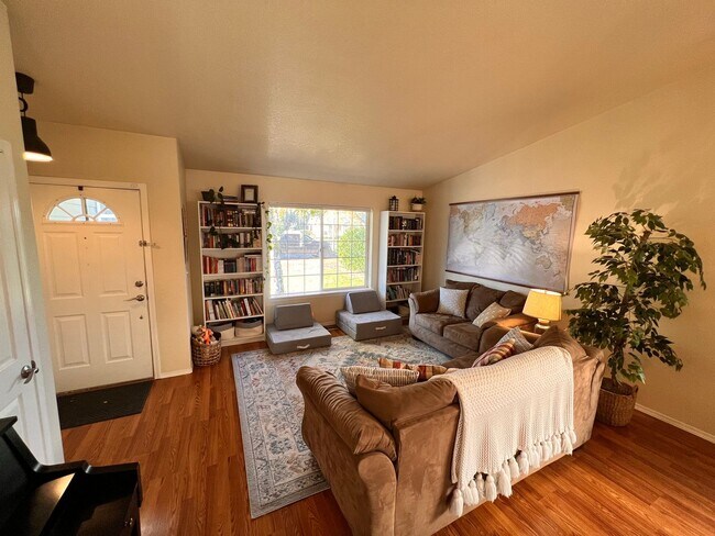 Building Photo - 4412 Ingleside Dr SE