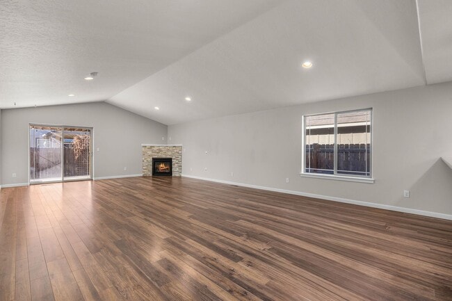 Building Photo - 4 Bed 2.5 Bath Single level - Fenced