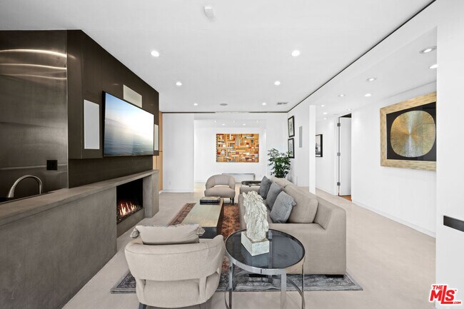 Building Photo - 1646 Blue Jay Way