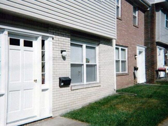 Building Photo - 2 BR
