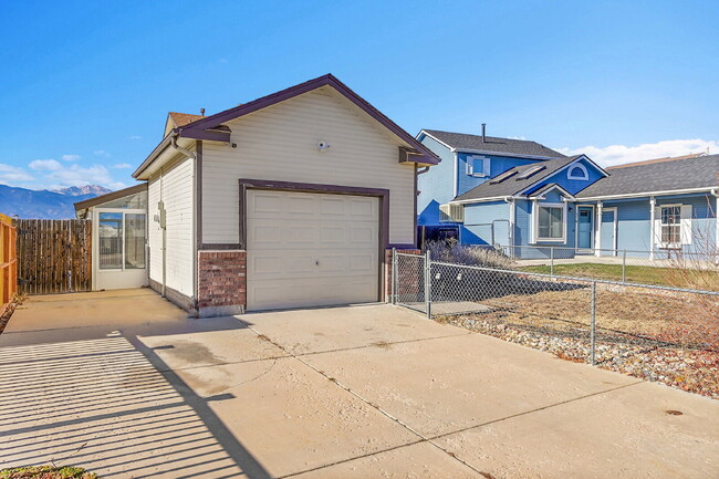 Building Photo - $1,895.00 with $300 OFF First Month's Rent, 2 Bedrooms, 1.5 Bathroom, Single Family Home in Color...