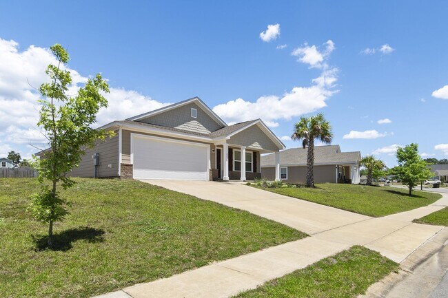 Building Photo - Beautiful 4/2 home with NEW fenced yard
