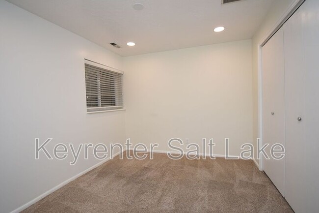 Building Photo - 6888 Hillside Village Cir