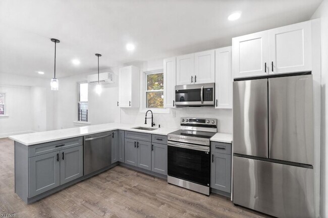 Building Photo - 427 Benner St