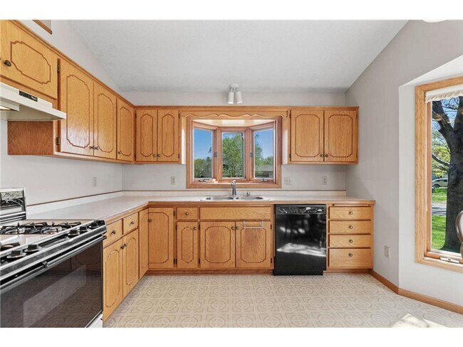 Building Photo - Stunning home located in the heart of Apple Valley *3 bed*2bath Available 10/1!