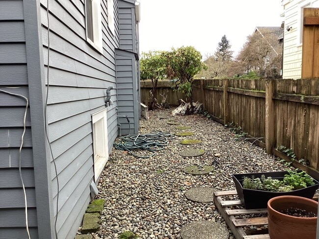 Building Photo - Cute 3 bedrooms, 2 baths walking distance to Greenlake