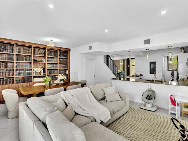 Primary Photo - 4110 N Oak Pl