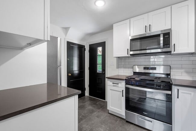 Building Photo - AVAILABLE OCT 1ST!! GORGEOUS & TOTALLY REN...