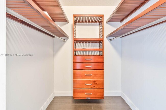 Building Photo - 1222 Manor Ct