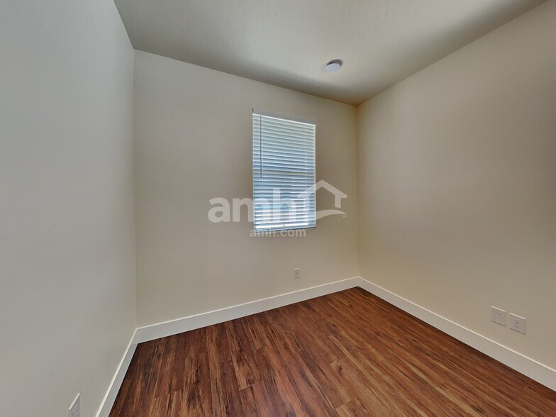 Building Photo - 734 S Rocker Ave