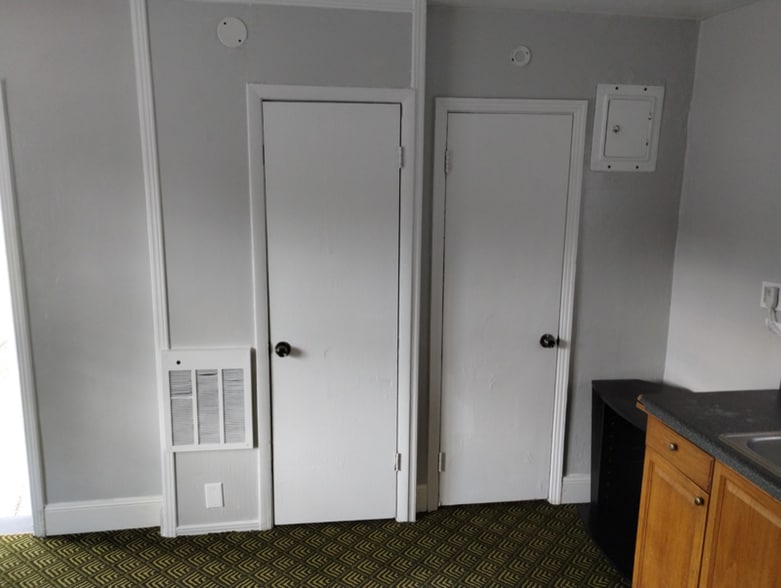 Building Photo - 169 SE Camelot Loop