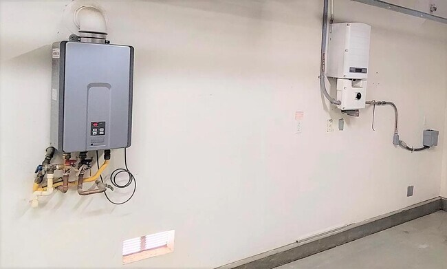 Building Photo - Hidden gem in prestigious community of Palm Desert - Convineant to access from everywhere.