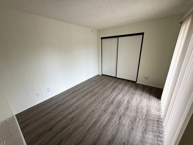 Building Photo - Upgraded West Ventura Apartment with Balcony