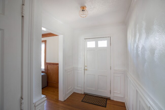 Building Photo - 318 E Millbrook Rd