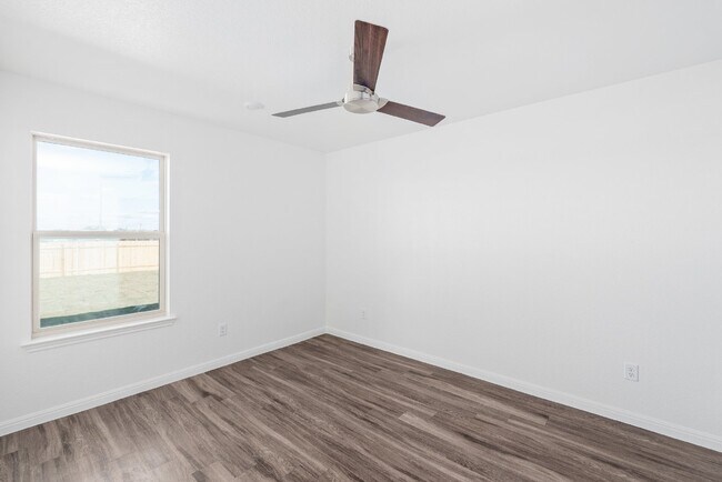 Building Photo - "Charming 3-Bedroom Retreat with Granite Countertops & Guest Suite in Killeen!"