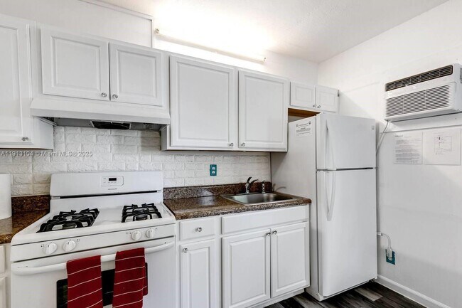 Building Photo - 1629 Johnson St