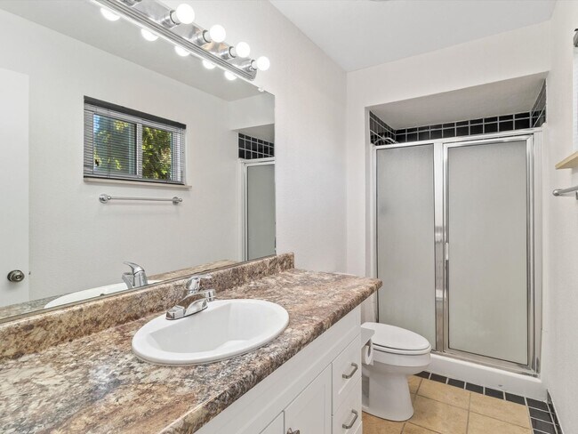 Building Photo - Spacious 4-Bed, 2-Bath Home | Large Backyard| Quick Access to Highway 528 and Other Routes| Pre-L...