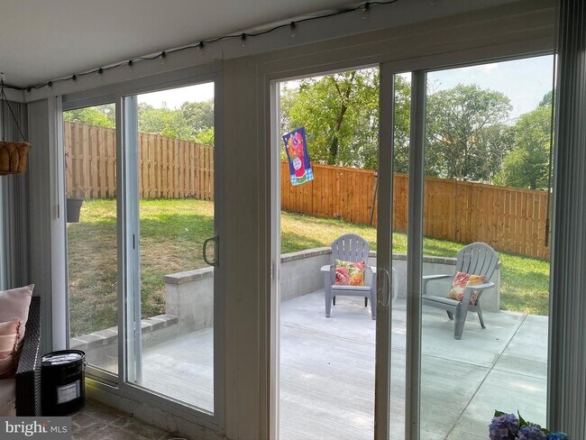 Building Photo - Show stopper