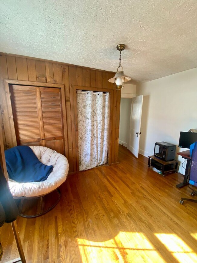 Building Photo - Spacious 3BR Home Minutes from Downtown Johnson City | W/D Included | Garden Beds