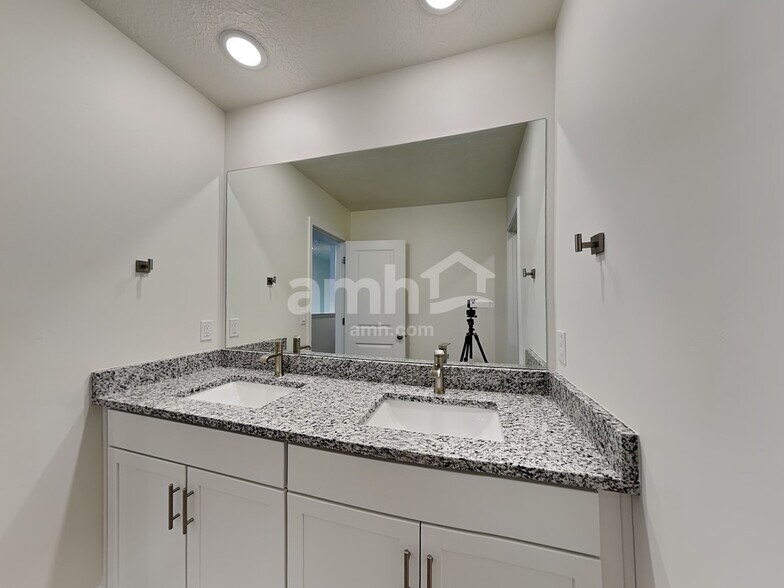 Building Photo - 1279 N Wagon Wy