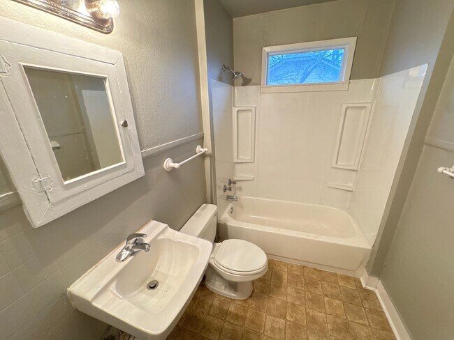 Building Photo - 4 Bed 2 Bath Home - HUGE BACKYARD