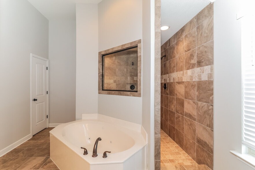 Building Photo - 7911 Hemlock Dr